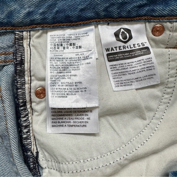 Levi's Wedgie Straight Jeans in Authentically Yours Wash Shredded - Size 25 - Picture 9 of 16